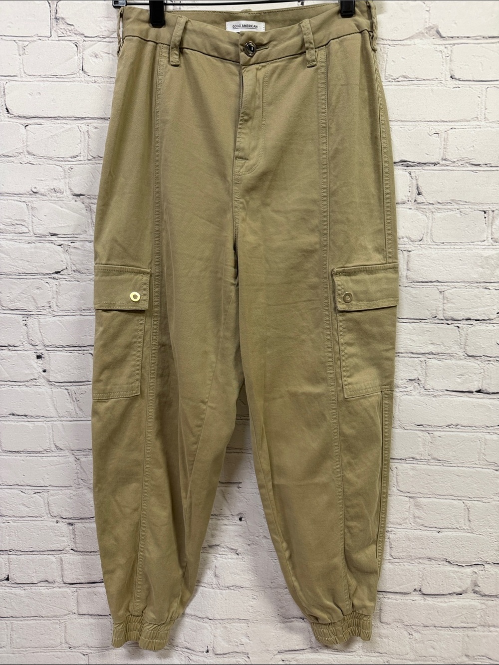 Good American Cargo Joggers In Khaki size 2/26